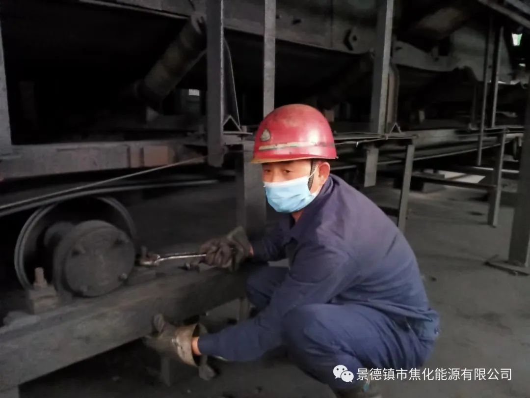 “老線這邊人手不夠，你們那邊有誰可以過來支援？”“好的，我馬上來?！甭牭竭@個消息時，羅國安剛剛結(jié)束新線的維修工作，但他二話不說，立即拿起維修包，投入到老線的維修工作當中。每天工作10小時以上已經(jīng)成為抗疫期間的常態(tài)，雖然身體很疲憊，但是他沒有任何怨言，“確實很辛苦、很累，但現(xiàn)在正是特殊時期，只有保障公司生產(chǎn)經(jīng)營“不斷檔”，我們生活才能“不斷線”，恰恰我所在的運輸廠就是承擔著焦炭煤炭運輸?shù)闹匾氊?，所以我更?yīng)該恪盡職守，保障好這些設(shè)備的穩(wěn)定運行?！?jpg